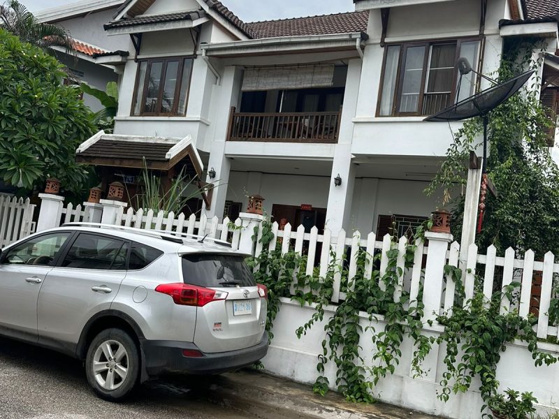 Two-storey house for sale in the city