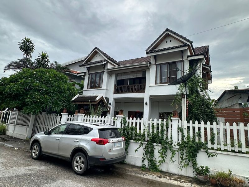 Two-storey house for sale in the city